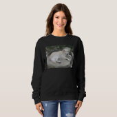 Hund ruht auf einem Felsen Sweatshirt (Vorne ganz)