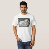 Hund ruht auf einem Felsen T-Shirt (Vorne ganz)