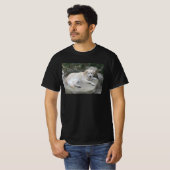 Hund ruht auf einem Felsen T-Shirt (Vorne ganz)
