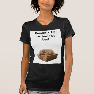 Hund schlafend auf einer Pizzaschachtel T-Shirt