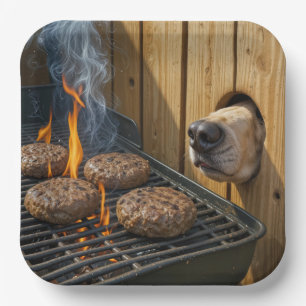 Hund schnüffelt an Hamburgern auf einem Barbecue-G Pappteller