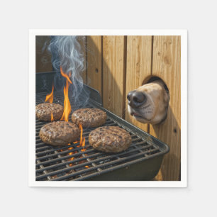 Hund schnüffelt an Hamburgern auf einem Barbecue-G Serviette