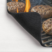 Hund schnüffelt Hamburger auf einem Barbecue-Grill Mousepad (Ecke)