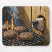 Hund schnüffelt Hamburger auf einem Barbecue-Grill Mousepad (Vorne)