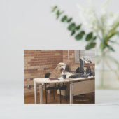Hund sitzend am Schreibtisch Postkarte (Stehend Vorderseite)