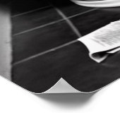 Hund sitzend auf der Toilette Lesen einer Zeitung Poster (Ecke)