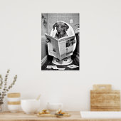Hund sitzend auf der Toilette Lesen einer Zeitung Poster (Küche)