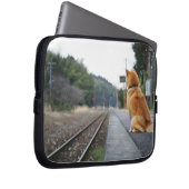 Hund sitzt am Bahnhof Laptopschutzhülle (Vorne Rechts)