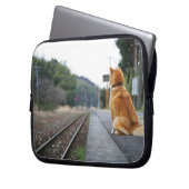 Hund sitzt am Bahnhof Laptopschutzhülle (Vorderseite Links)