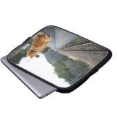 Hund sitzt am Bahnhof Laptopschutzhülle (Vorne Knopf)