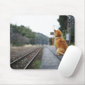 Hund sitzt am Bahnhof Mousepad (Mit Mouse)