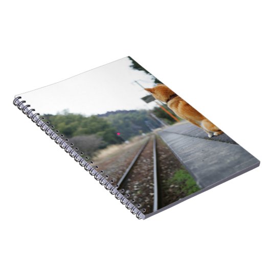 Hund sitzt am Bahnhof Notizblock (Rechte Seite)