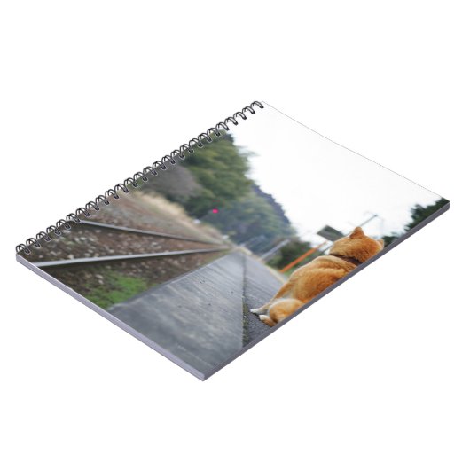 Hund sitzt am Bahnhof Notizblock (Linke Seite)