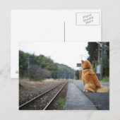 Hund sitzt am Bahnhof Postkarte (Vorne/Hinten)