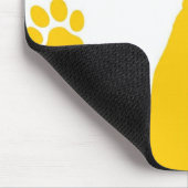 Hund sitzt auf mousepad (Ecke)