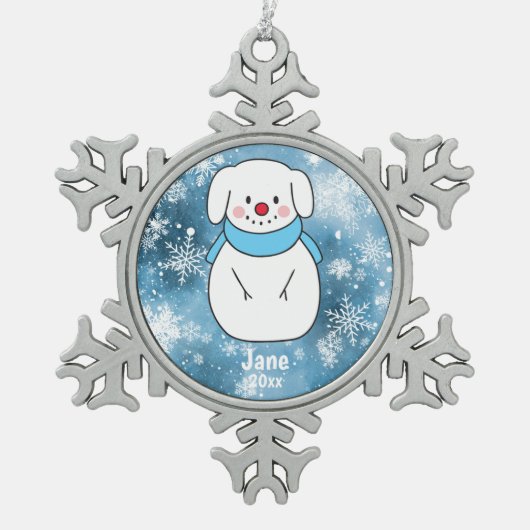 Hund Snowman mit Blue Snowflake Bokeh Hintergrund Schneeflocken Zinn-Ornament (Vorderseite)