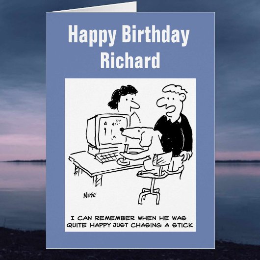 Hund spielt an einem Computer