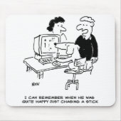 Hund spielt an einem Computer Mousepad (Vorne)