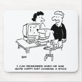 Hund spielt an einem Computer Mousepad