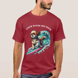 Hund surft mit einem Surfbrett auf einer großen We T-Shirt
