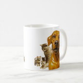 Hund trifft Katzenmutter und ihre Kittenschar Kaffeetasse (VorderseiteRechts)