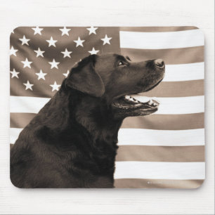 Hund und amerikanische Flagge Mousepad