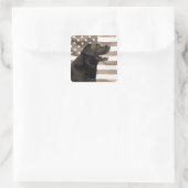 Hund und amerikanische Flagge Quadratischer Aufkleber (Tasche)