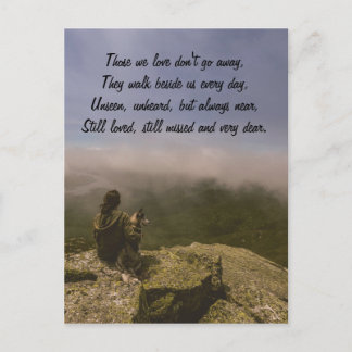 Hund und Frau auf einem Rocky Bluff Postkarte