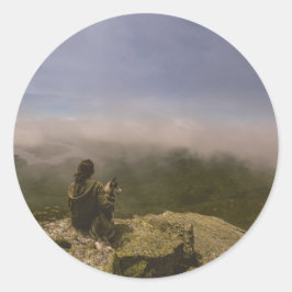 Hund und Frau auf einem Rocky Bluff Runder Aufkleber