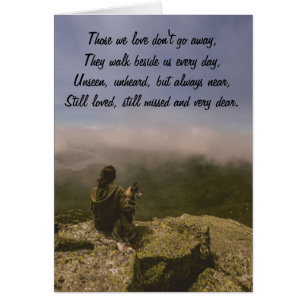 Hund und Frau auf einer felsigen Täuschung