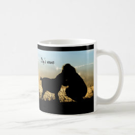 Hund und Frau im Sonnenuntergang Kaffeetasse