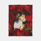 Hund und Kitten in Rote Rosen eingebettet Fleecedecke (Vorderseite)