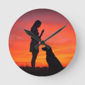 Hund und Mädchen Rund Uhr (Vorderseite)
