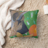Hund und orangefarbenes Kissen (Decke)