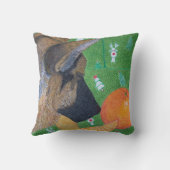 Hund und orangefarbenes Kissen (Rückseite)