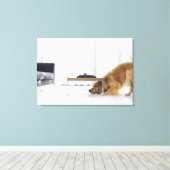 Hund und Tabelle Leinwanddruck (Insitu (Holzboden))