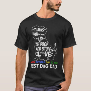 Hund-Vater am Tag des Vaters freut sich, dass er m T-Shirt
