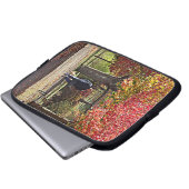Hund wandern im Herbstpark Laptopschutzhülle (Vorne Knopf)
