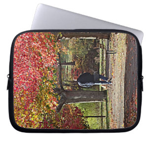 Hund wandern im Herbstpark Laptopschutzhülle