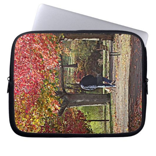 Hund wandern im Herbstpark Laptopschutzhülle (Vorderseite)