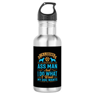 Hund will lustigen erwachsenen Mann Edelstahlflasche