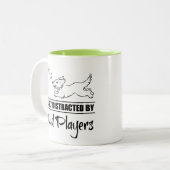 Hund wird leicht von Oud-Spielern abgelenkt Zweifarbige Tasse (Vorderseite Links)