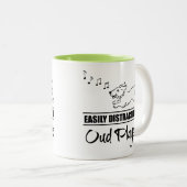 Hund wird leicht von Oud-Spielern abgelenkt Zweifarbige Tasse (VorderseiteRechts)