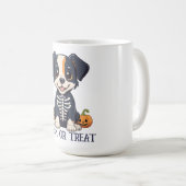 Hund zu Halloween-Kostüm Kaffeetasse (VorderseiteRechts)