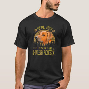 Hunde 365 echte Männer spielen mit ihrer Rhodesian T-Shirt