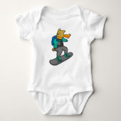 Hunde als Snowboarder mit Snowboard & Backpack Baby Strampler (Vorderseite)