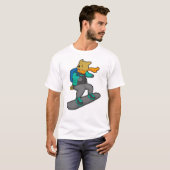 Hunde als Snowboarder mit Snowboard & Backpack T-Shirt (Vorne ganz)