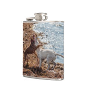 Hunde am Strand Flachmann (Links)