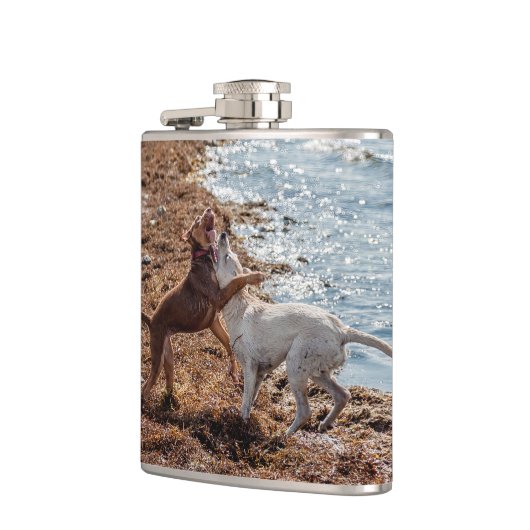 Hunde am Strand Flachmann (Links)