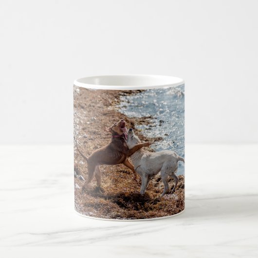 Hunde am Strand Kaffeetasse (Mittel)